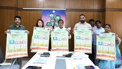 स्वास्थ्य मंत्री बढ़ते तापमान से बचाव के उपायों पर बात करते हुए