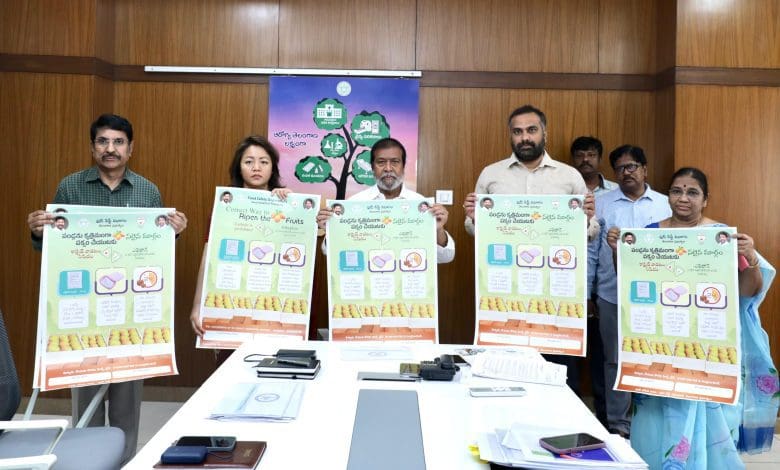 स्वास्थ्य मंत्री बढ़ते तापमान से बचाव के उपायों पर बात करते हुए