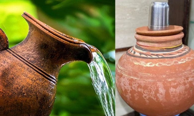 मटके से पानी पीते हुए गर्मियों में ठंडक का अनुभव