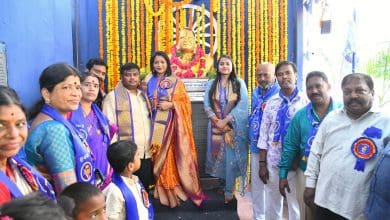 अंबेडकर को श्रद्धांजलि अर्पित करते जीएचएमसी अधिकारी