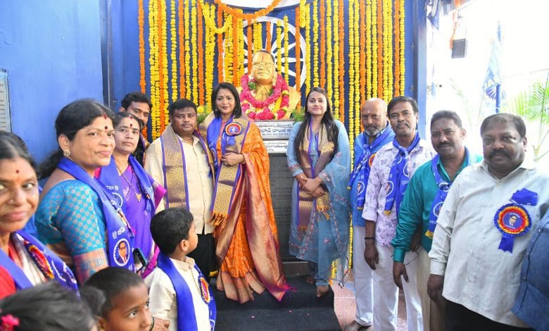 अंबेडकर को श्रद्धांजलि अर्पित करते जीएचएमसी अधिकारी