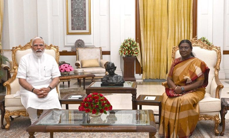 प्रधानमंत्री मोदी और राष्ट्रपति मुर्मू की राष्ट्रपति भवन में मुलाकात