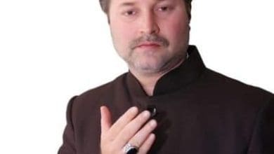 नेता मिर्ज़ा रहमत बैग हैदराबाद में MLC चुनाव जीतते हुए