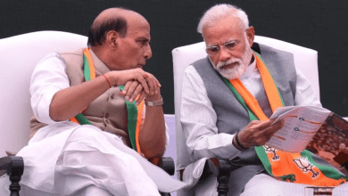 प्रधानमंत्री नरेंद्र मोदी और रक्षा मंत्री राजनाथ सिंह गहन चर्चा करते हुए"