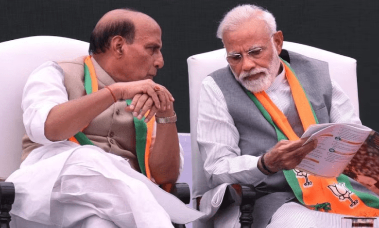 प्रधानमंत्री नरेंद्र मोदी और रक्षा मंत्री राजनाथ सिंह गहन चर्चा करते हुए"