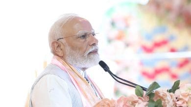प्रधानमंत्री मोदी द्वारा विपक्षी दलों पर कटाक्ष और राष्ट्रसेवा का महत्व।