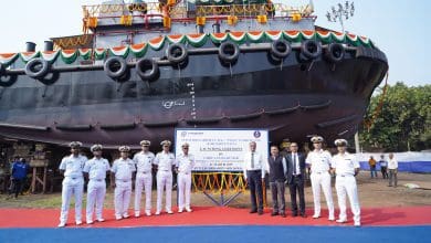 भारतीय नौसेना के 25टी बीपी टग ‘ओजस’ का कोलकाता में जलावतरण।"