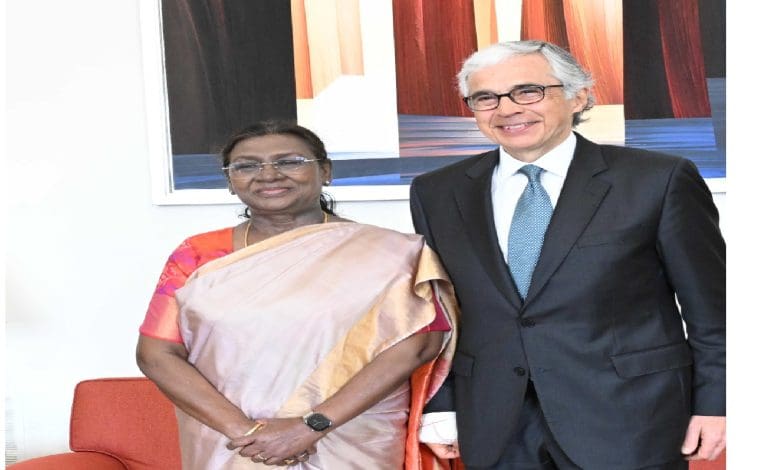 राष्ट्रपति द्रौपदी मुर्मु पुर्तगाल प्रधानमंत्री से मुलाकात करते हुए
