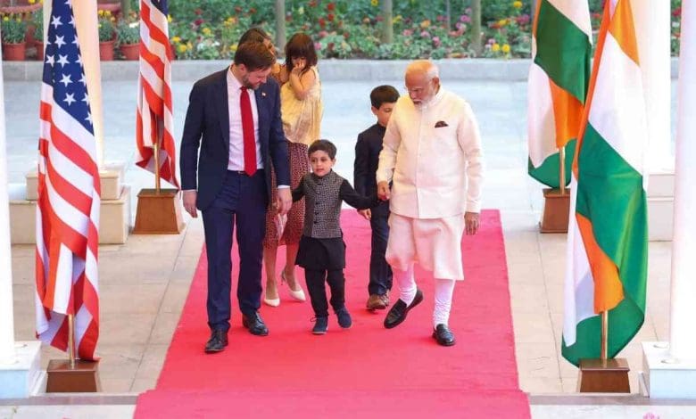 प्रधानमंत्री मोदी अमेरिकी उपराष्ट्रपति और परिवार संग