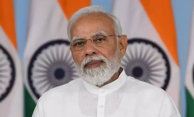 प्रधानमंत्री मोदी पूर्व प्रधानमंत्री चंद्रशेखर जी को श्रद्धांजलि देते हुए