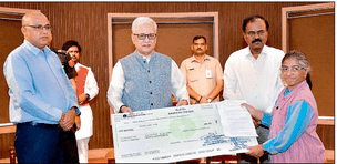 राज्यपाल द्वारा सामाजिक और शैक्षिक संस्थानों को अनुदान