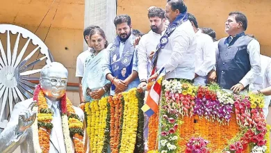 मुख्यमंत्री रेवंत रेड्डी टैंक बंड पर अंबेडकर प्रतिमा को श्रद्धांजलि देते हुए।