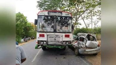 संगारेड्डी में सड़क दुर्घटना के बाद क्षतिग्रस्त कार और आरटीसी बस