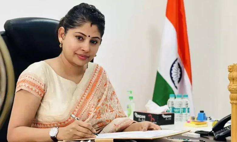 स्मिता सभरवाल प्रेस से बात करती हुई, AI फोटो नोटिस विवाद पर प्रतिक्रिया देती हुईं