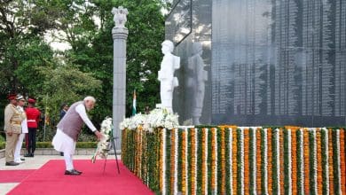 प्रधानमंत्री नरेंद्र मोदी श्रीलंका में भारतीय शांति सेना स्मारक पर पुष्प अर्पित करते हुए