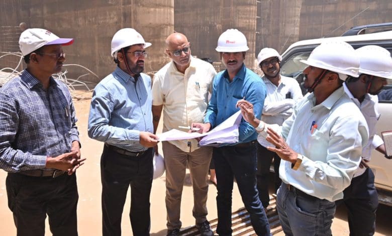 सनकिशाला परियोजना के कार्यों का निरीक्षण करते एमडी अशोक रेड्डी