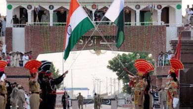 अटारी-वाघा सीमा पर लगे बैरिकेड्स और बंद गेट