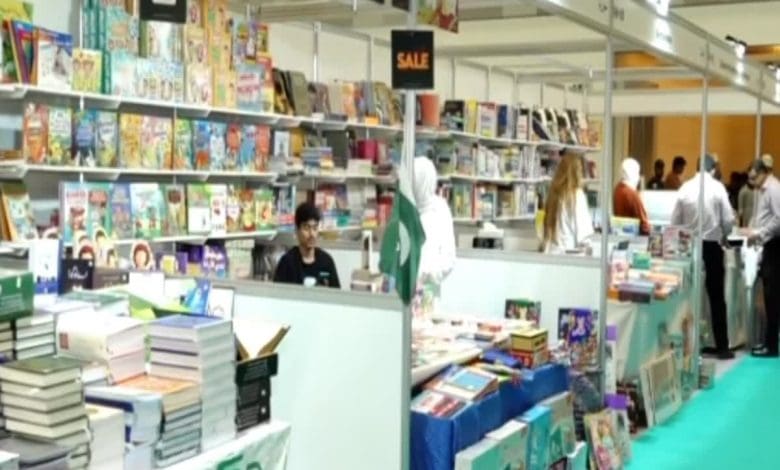 मस्कट पुस्तक मेले में भारतीय स्टॉल पर भीड़ और किताबों की प्रदर्शनी