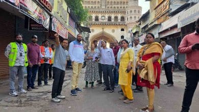 भूमि अधिग्रहण का कार्य तेज़ करने के निर्देश देते आयुक्त