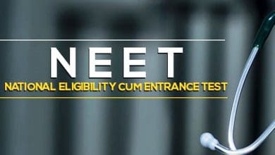 NEET परीक्षा केंद्र के बाहर तैनात पुलिसकर्मी