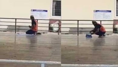 तिरुमला में टोपी पहनकर नमाज पढ़ते व्यक्ति की तस्वीर