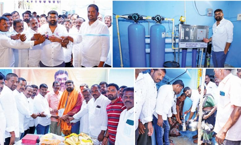 वॉटर फिल्टर प्लांट का उद्घाटन करते समाजसेवी गौतम जैन, गाँव के लोग समारोह में भाग लेते हुए।