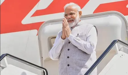 पीएम मोदी आंध्र प्रदेश दौरे पर परियोजनाओं का शुभारंभ करते हुए