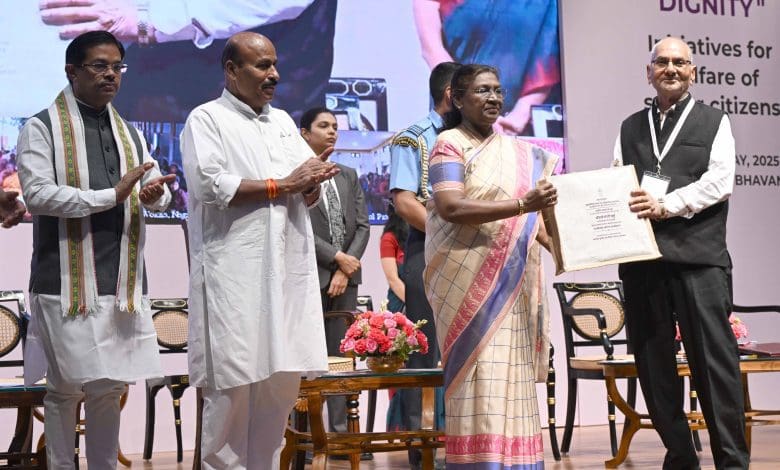 राष्ट्रपति मुर्मू 'वरिष्ठ नागरिक कल्याण' कार्यक्रम में संबोधित करती हुईं