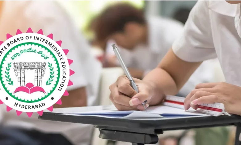 आईपीई-2026 परीक्षा में छात्र परीक्षा केंद्र पर उपस्थित