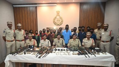 मुलुगु पुलिस द्वारा गिरफ्तार माओवादी और बरामद हथियार।