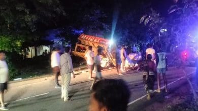 मुलुगु जिले के तडवाई में ट्रक-ट्रॉली टक्कर के बाद क्षतिग्रस्त वाहन और मौके पर मौजूद लोग"