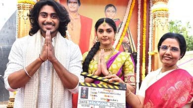 नारा भुवनेश्वरी ने युवा एनटीआर एवं हीरोइन वीणा राव पर फिल्म के पहले दृश्य के लिए क्लैप दिया