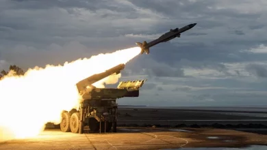 भारतीय सैनिक नियंत्रण रेखा पर आकाश मिसाइल प्रणाली के साथ