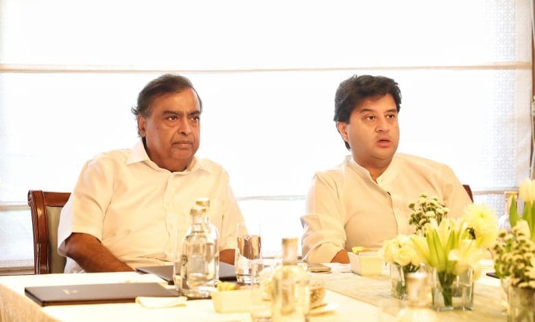 सिंधिया की अंबानी, बिड़ला और टाटा संग निवेश बैठक की तस्वीर