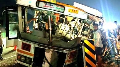 तेज रफ्तार एपीएसआरटीसी बस पुलिया से टकराई, 42 घायल