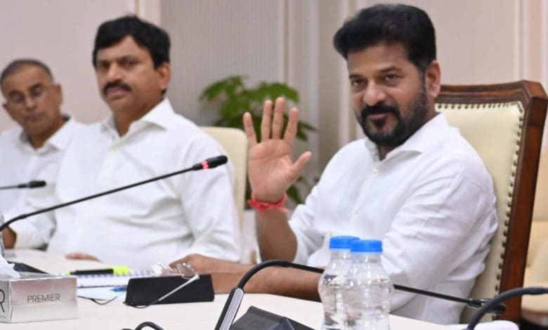 सीएम रेवंत रेड्डी मई दिवस पर आरटीसी मजदूरों को संबोधित करते हुए