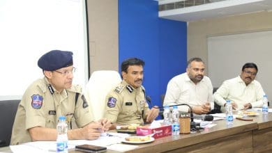 सी.वी. आनंद बकरीद के संदर्भ में समीक्षा बैठक करते हुए