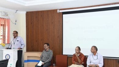 अनुसंधान केंद्र इमारत में हिन्दी कार्यशाला का दृश्य