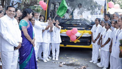 स्वास्थ्य मंत्री दामोदर राजनरसिम्हा नर्सिंग छात्राओं के साथ बस का उद्घाटन करते हुए