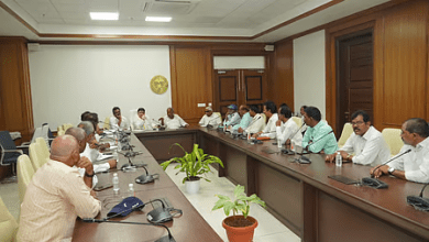 टीजीएसआरटीसी हड़ताल पर चर्चा करते मंत्री और कर्मचारी संगठन