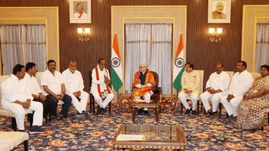 राज्यपाल को ज्ञापन सौंपते भाजपा नेता डॉ. के. लक्ष्मण व अन्य वरिष्ठ नेता