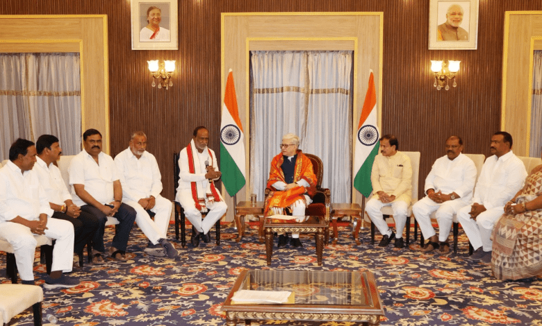 राज्यपाल को ज्ञापन सौंपते भाजपा नेता डॉ. के. लक्ष्मण व अन्य वरिष्ठ नेता