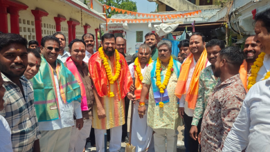 विधायक टी. राजा सिंह बेगम बाजार में सड़क निर्माण कार्यों का उद्घाटन करते हुए