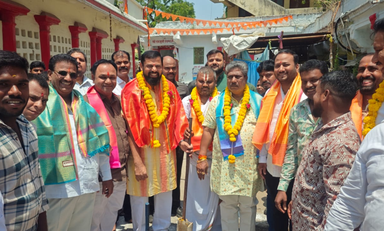 विधायक टी. राजा सिंह बेगम बाजार में सड़क निर्माण कार्यों का उद्घाटन करते हुए