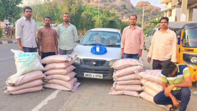 आबकारी पुलिस की जब्त की गई कार में काला गुड़ की बोरियां