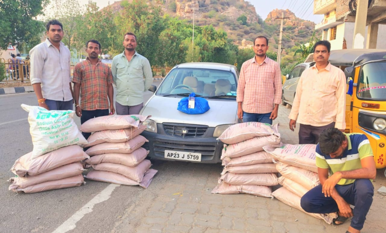 आबकारी पुलिस की जब्त की गई कार में काला गुड़ की बोरियां