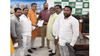 भाजपा पार्षद दल ने टाउन प्लानिंग अधिकारियों की शिकायत को लेकर जीएचएमसी आयुक्त को ज्ञापन सौंपा