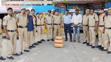 गांजा जब्ती के बाद प्रेस वार्ता करते आबकारी पुलिस अधिकारी