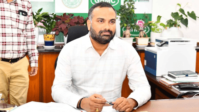 माई जीएचएमसी ऐप का प्रचार करते हुए हैदराबाद नगर निगम आयुक्त