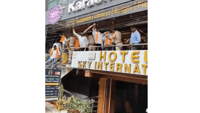 भाजपा कार्यकर्ता शमशाबाद की कराची बेकरी के बाहर प्रदर्शन करते हुए